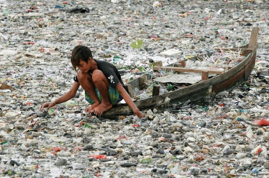 Экологическая катастрофа: река из отходов в Индонезии.