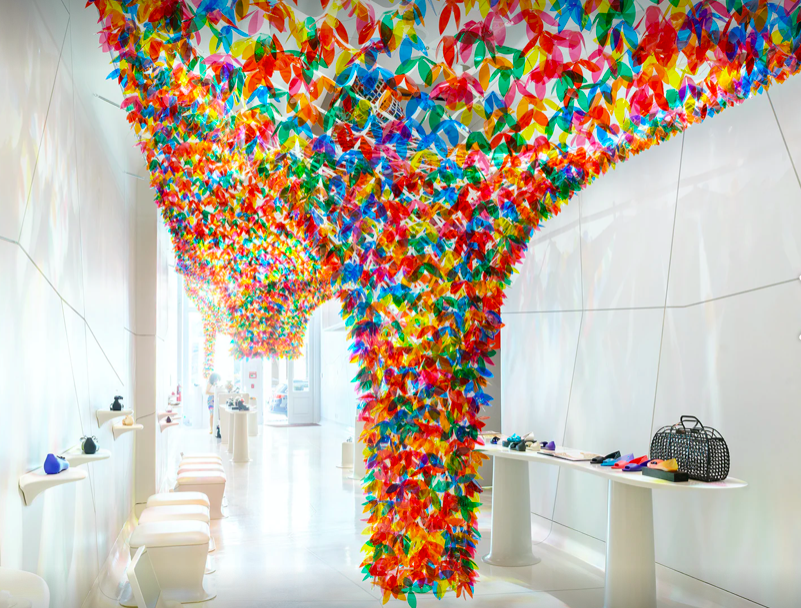Пластиковая инсталляция из двадцати тысячи лепестков.