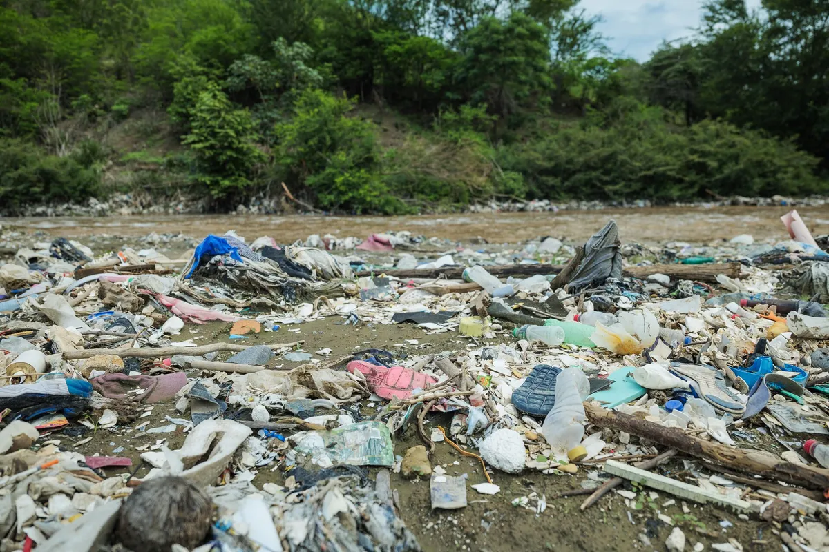 Не отправляйте пластиковый мусор в реки! Отправляйте на переработку! 