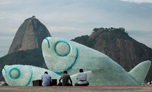 Бразильские рыбины – гигантская метафора проблемы загрязнения океанов пластиком.