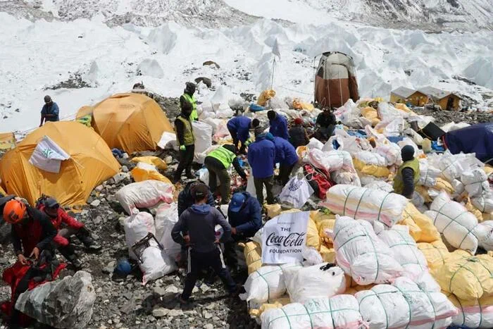 Откуда на Эвересте 35 тонн мусора?