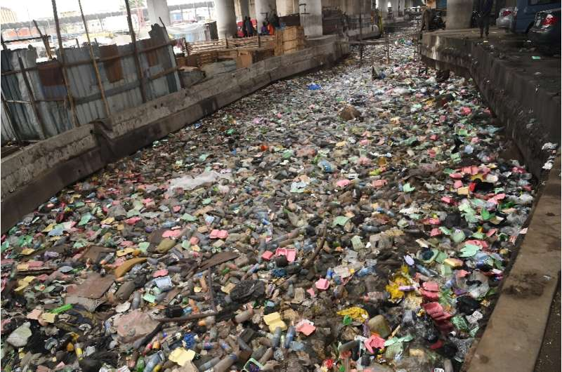 Самый грязный штат в Нигерии наконец запретил пластиковую посуду