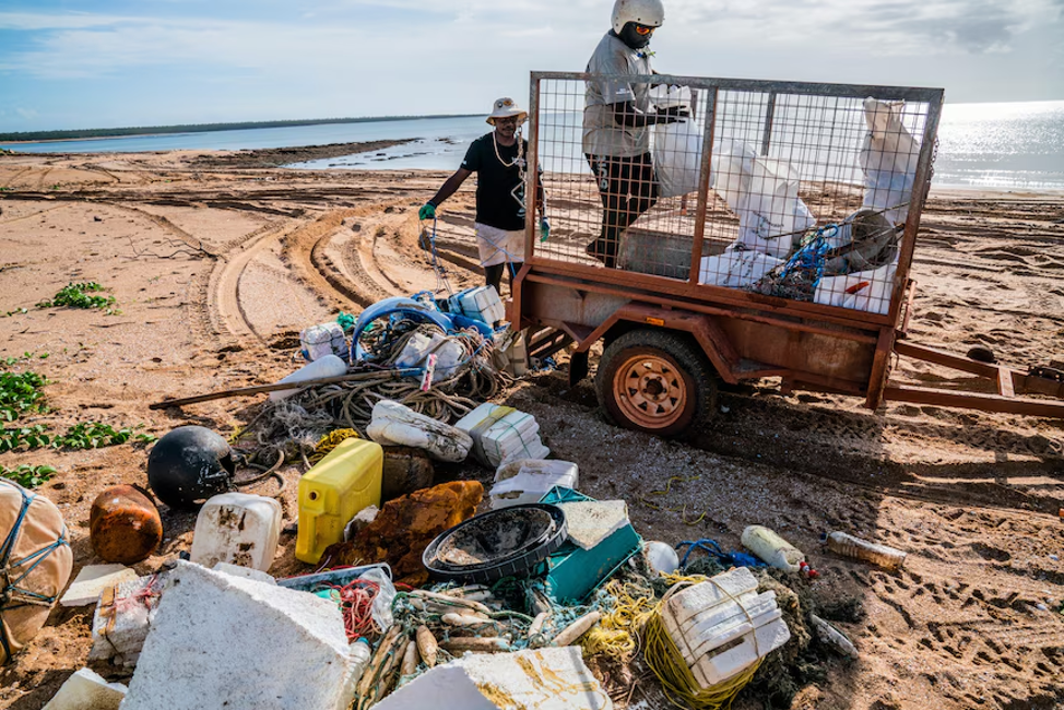 Пластиковые отходы атакуют пляжи Австралии. Волонтерская усталось.