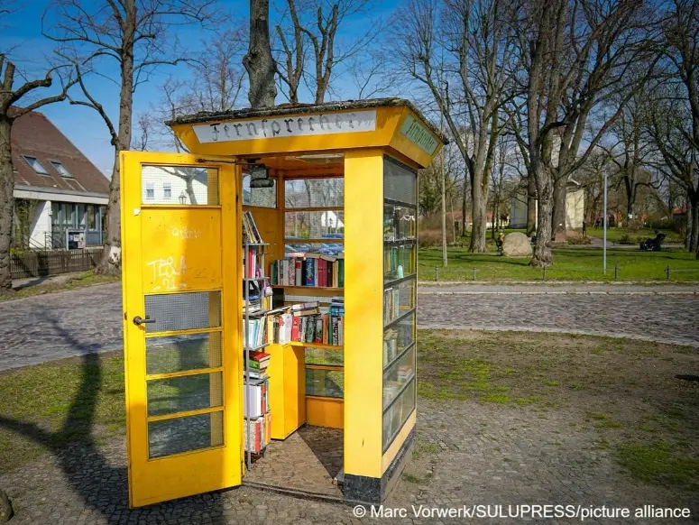 Куда деть бывшие в употреблении телефонные будки в Германии.