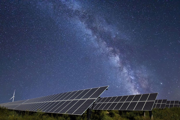 Солнечные батареи, работающие в ночную смену 
